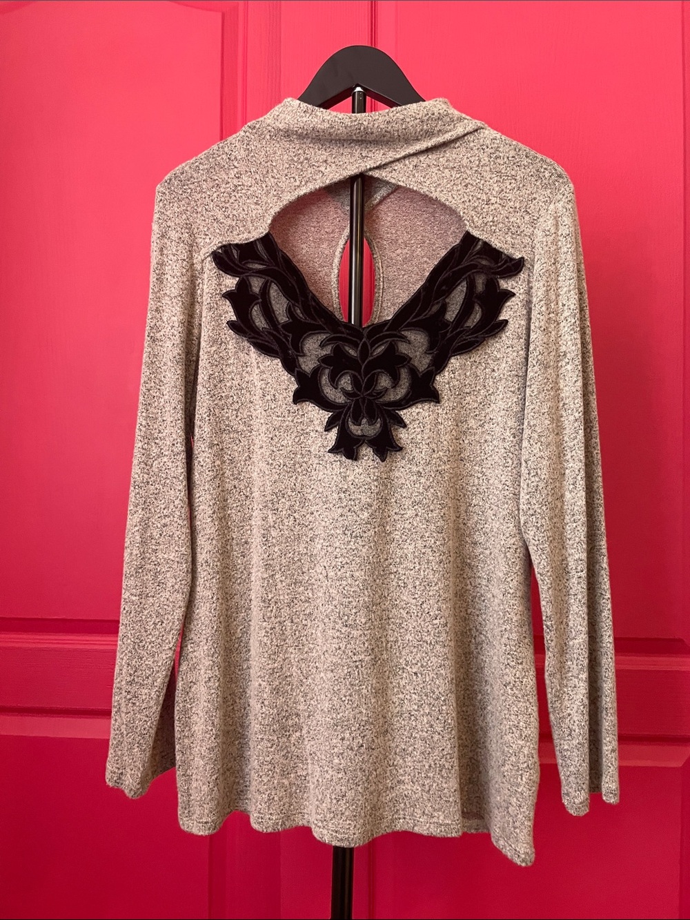 VENUS PEEKABOO TOP